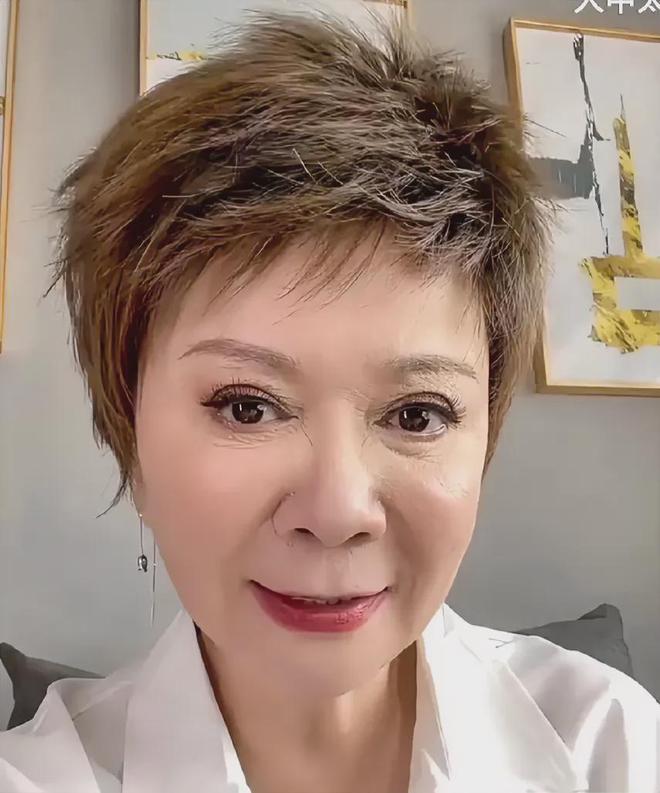 脸好奇怪看着像孙悟空！凯发k8一触即发蔡明这(图1)